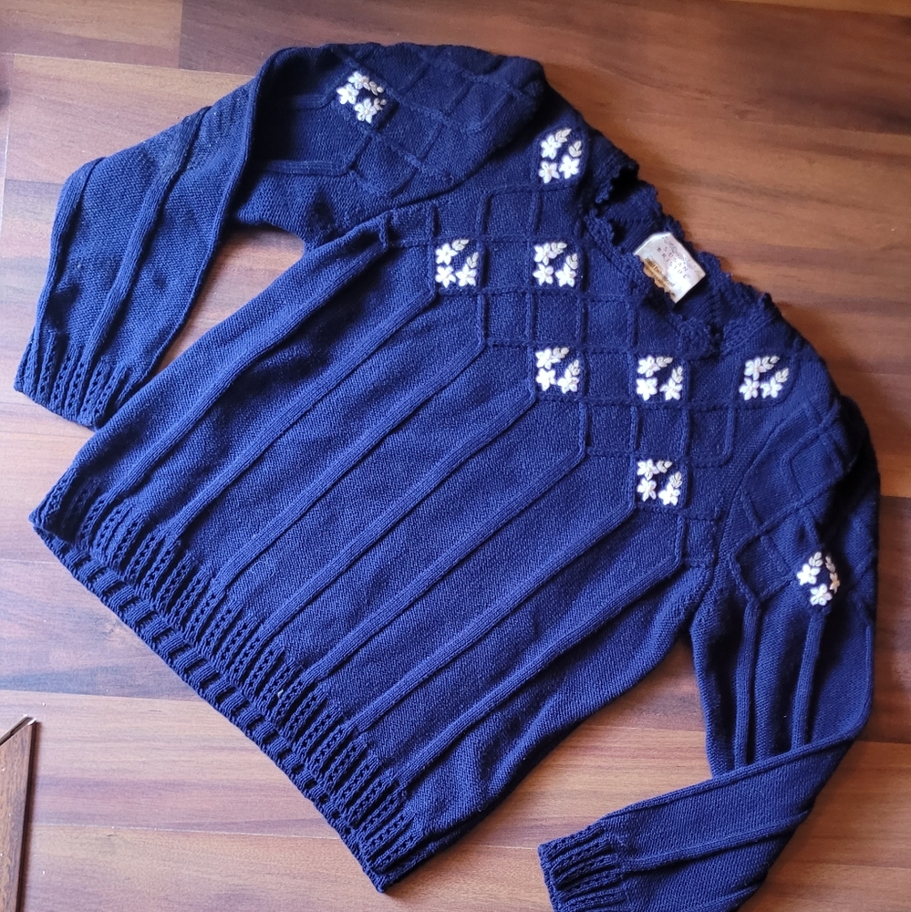 Rare vintage Hand embroidered scalloped crew neck navy sweater